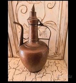 brocca anfora antica in rame rossa