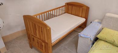 lettino in legno con sponde