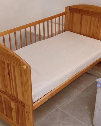 lettino in legno con sponde
