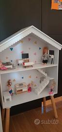 Casa delle bambole trasformabile in scaffale