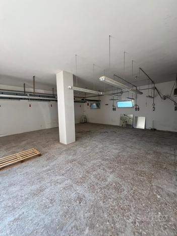 Locale deposito 100 m2 con doppio ingresso