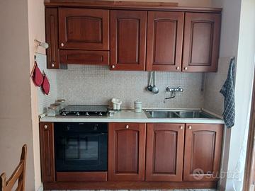 Cucina completa e tavolo