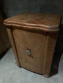 Macchina da cucire di una volta con mobile