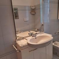 mobile bagno con specchio e lavabo