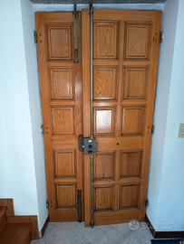 Portone in legno con serratura