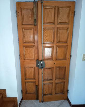Portone in legno con serratura
