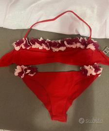bikini rosso a fascia con fiorellini in tulle