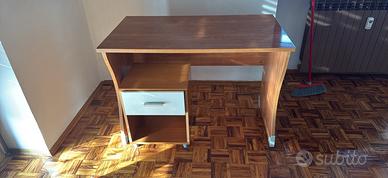 Scrivania moderna con cassetto