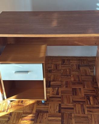 Scrivania moderna con cassetto