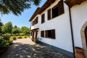 Casa indipendente di 250 m² con più di 5 locali e 