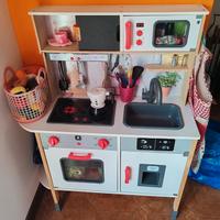 cucina con accessori 