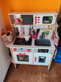 cucina con accessori 
