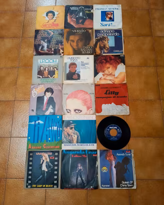 Set da 18 vinili 45 giri italiani