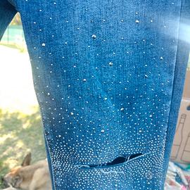jeans con strass e strappo sul ginocchio 