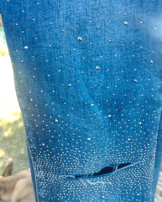 jeans con strass e strappo sul ginocchio 