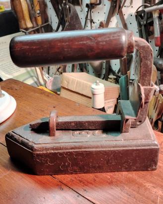 Ferro da stiro antico