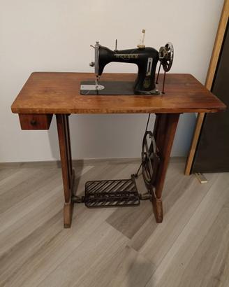 Macchina da cucire Necchi anni 50