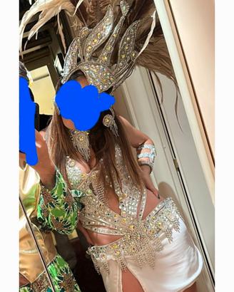 costume brasiliano con copricapo 