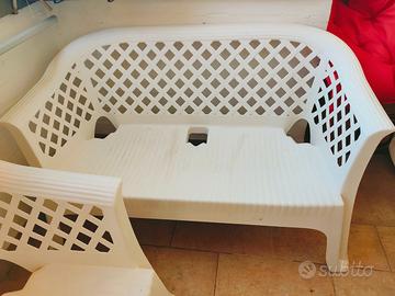 Coppia divani in plastica