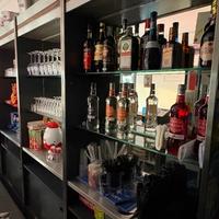 banco e attrezzatura bar