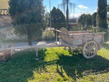 Antico carro agricolo decorato