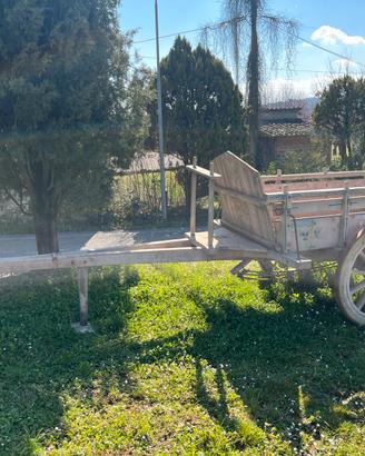 Antico carro agricolo decorato