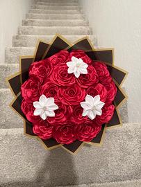 Mazzo Rose di Raso Rosse con Dettagli Bianchi