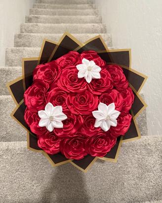 Mazzo Rose di Raso Rosse con Dettagli Bianchi
