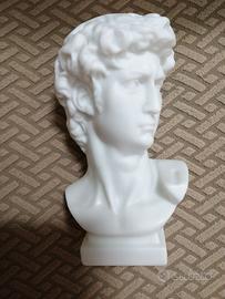 Statua in resina bianca