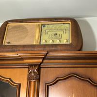 Radio d’epoca vintage in legno