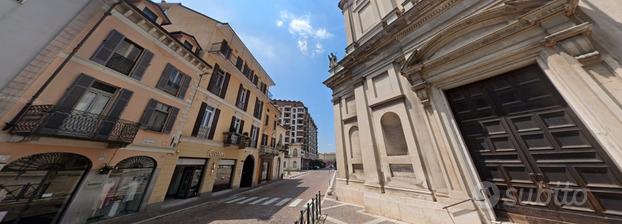 Appartamento di Quattro Locali con Balcone e Box