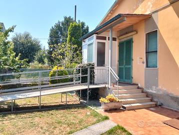 Terratetto con terreno edificabile mq 800