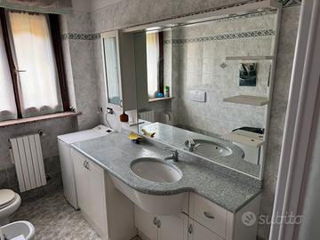 Arredo bagno completo di specchiera