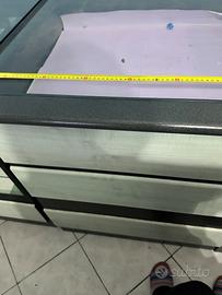 Bancone da negozio compatto in legno chiaro