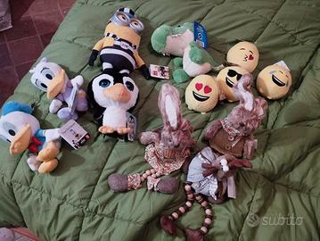 Peluches di vario tipo.