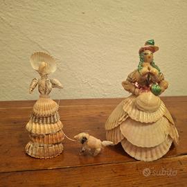 due dame in conchiglie vintage di cui una con cagn