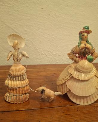 due dame in conchiglie vintage di cui una con cagn