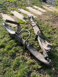 Antico giogo in legno con ferri e catene originali