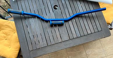 Banubrio blu e manopole domino