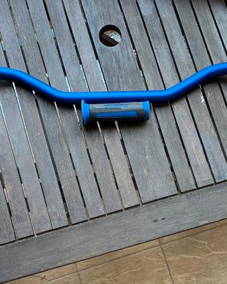 Banubrio blu e manopole domino