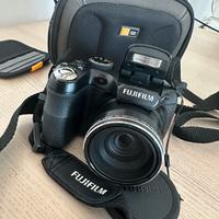 Fotocamera Fujifilm FinePix S1600 con custodia