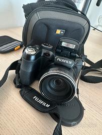 Fotocamera Fujifilm FinePix S1600 con custodia