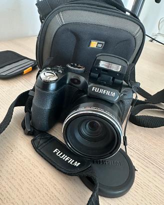 Fotocamera Fujifilm FinePix S1600 con custodia