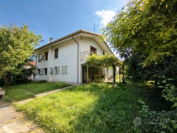 Casa singola con giardino e parco