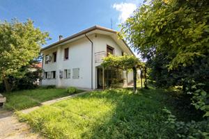 Casa singola con giardino e parco