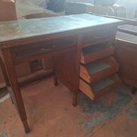 Scrivania in legno massello con cassetti