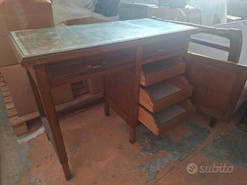 Scrivania in legno massello con cassetti