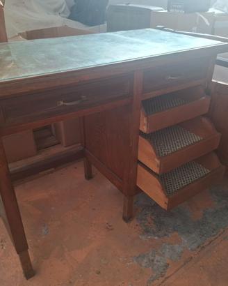 Scrivania in legno massello con cassetti