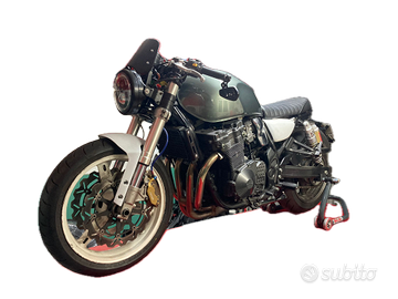 Caferace su base Suzuki GS 750 Inazuma