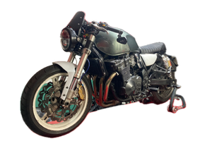 Caferace su base Suzuki GS 750 Inazuma